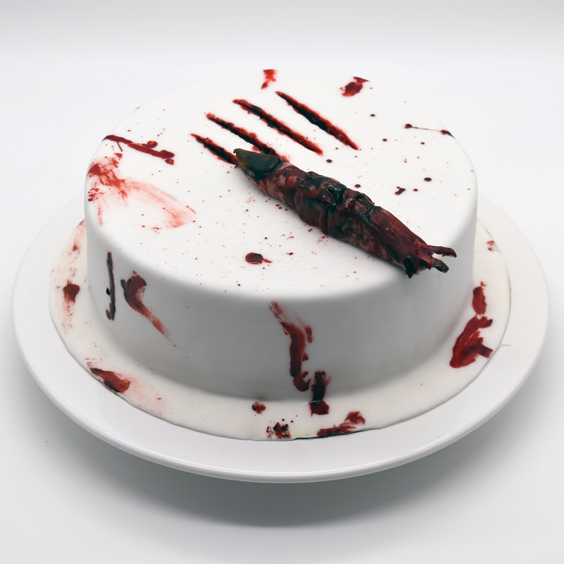 Glutenfreie Red Velvet Torte mit Schokoladen-Creme Füllung und dunklem Biskuitboden, Fondantüberzug und Halloween-Dekoration