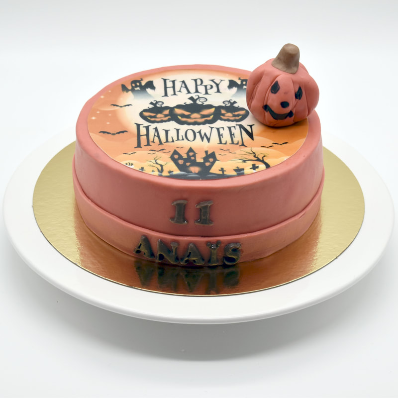 Glutenfreie Schokolade-Haselnuss-Creme Torte mit dunklem Biskuitboden, Fondantüberzug und Halloween-Dekoration
